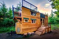 Bergsteiger-kleines Haus mit Dachspitzen-Plattform das beste kleine Ausgangs-airbnb im Stahlgestaltungssystem des hellen Messgeräts