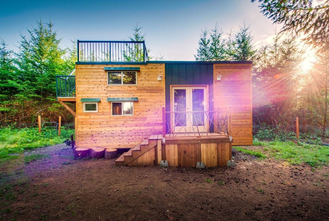 Bergsteiger-kleines Haus mit Dachspitzen-Plattform das beste kleine Ausgangs-airbnb im Stahlgestaltungssystem des hellen Messgeräts