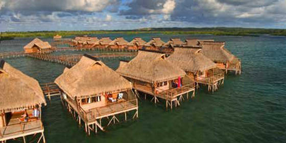 Moderner Fertiggelber Overwater-Stahlbungalow lamelliert, vorfabriziertes Hotel ausbreitend