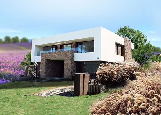 Modernes Modularhaus. Leichtes Stahlrahmenhaus mit großen Fenstern.